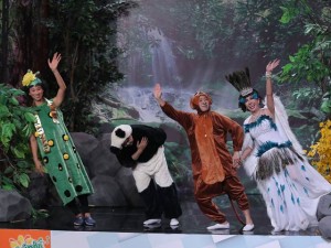 Trấn Thành tái hiện màn trao nhầm vương miện Hoa hậu