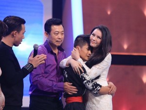 Lý Nhã Kỳ rơi nước mắt trước cậu bé dùng cổ bẻ sắt