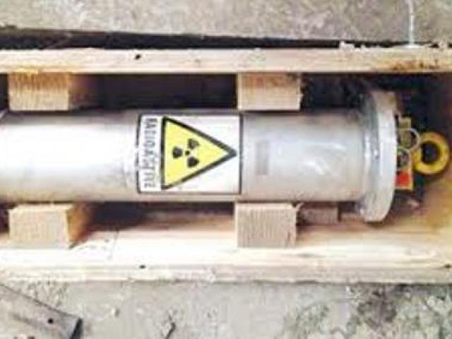 Thiết bị phóng xạ được cất trong két sắt dưới cầu thang