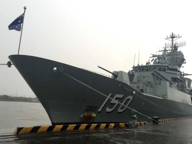 Tàu hải quân Úc đội mưa gió đến TP HCM