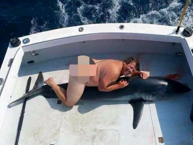 Mỹ: Gây phẫn nộ vì khỏa thân cưỡi cá mập