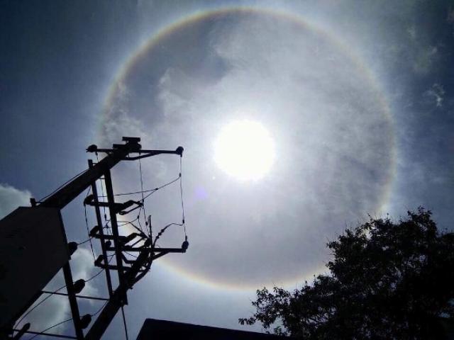 Xuất hiện vầng sáng lạ “ôm” trọn mặt trời ở Điện Biên