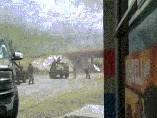 Video: Quân đội Mexico xả mưa đạn vào xe băng đảng ma túy