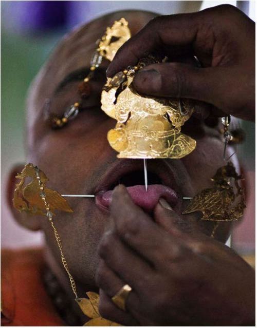 Hành xác tại lễ hội Thaipusam - 7