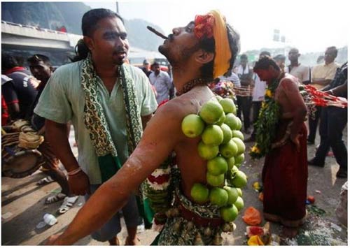Hành xác tại lễ hội Thaipusam - 4