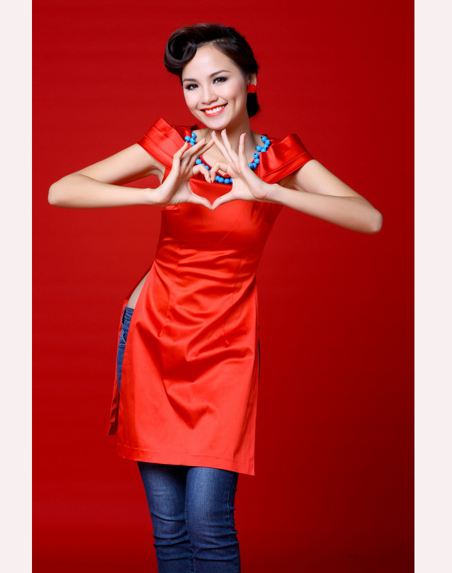 Diện áo dài đỏ đón Xuân, Hoa hậu dính vào nhiều sự cố \'lùm xùm\' nhất năm đã ngỏ lời xin lỗi độc giả vì những thiếu sót trong năm qua của mình.