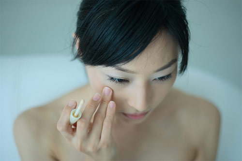 Video: Làm sáng vùng da quầng thâm dưới mắt - 1