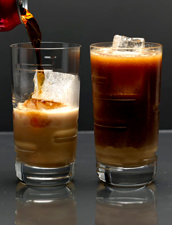 1. Royal Rickey: 1 cốc rickey truyền thống gồm chanh và nước ngọt nhưng sẽ rất đặc biệt nếu thay thế bằng xiro và rượu mùi. Vì Royal Rickey thích hợp cho những người thích quả berry.
