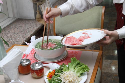 Phở bò 750.000đ/bát có gì khác biệt?, Tin tức trong ngày, bat pho, dai gia, an pho, an sang, ve sinh an toan thuc pham, ung thu, tin tuc 24h