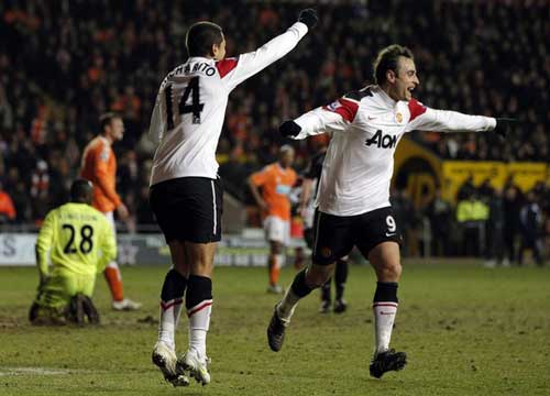MU trước trận gặp Chelsea: Chicharito hay Berbatov? - 1