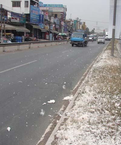 Đồng Nai: "Tuyết" rơi trên trên quốc lộ - 4
