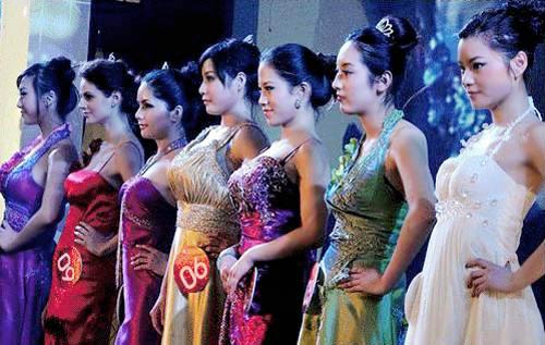 Cuộc thi người mẫu… ngực bự - 3