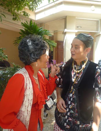Xem Xuân Hinh giả gái trong hài tết 2012 - 4