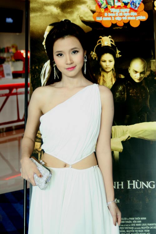 Midu gợi cảm trong buổi ra mắt phim, Phim, mi du, kim hien, trang nhung, victor vu, thien menh anh hung,phim tet, thien than, trong treo