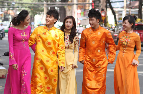 Bạn trẻ Sài Gòn mê diện áo dài ngày Tết - 1