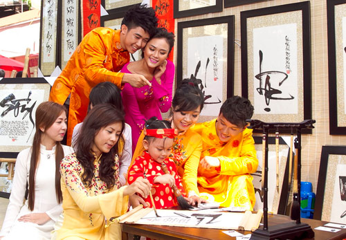 Bạn trẻ Sài Gòn mê diện áo dài ngày Tết - 11
