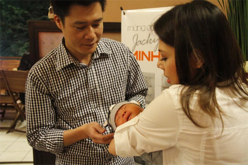 Quang Dũng nựng nịu con Thanh Thảo, Ca nhạc - MTV, Thanh Thao, Quang Dung, con nuoi, Jennifer Pham Jacky, Bao Nam, Minh Tri, ca si, tin tuc