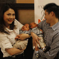 Quang Dũng nựng nịu con Thanh Thảo