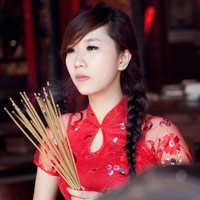 Hot girl Nu Phạm đi lễ chùa đầu năm