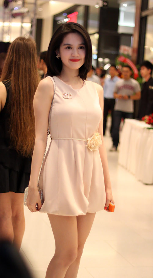 Ngọc Trinh mặc váy siêu ngắn khoe da nõn - 4