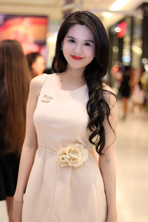 Ngọc Trinh mặc váy siêu ngắn khoe da nõn - 5