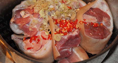 Nồi cơm hết veo với giò heo kho sả ớt - 5