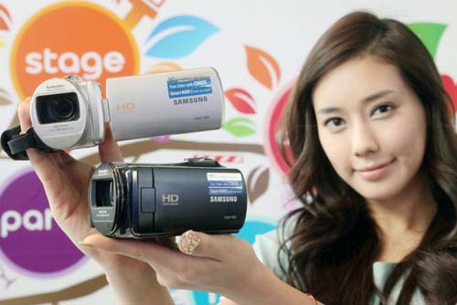 Máy quay Samsung HMX-F80: Đa năng giá mềm - 1