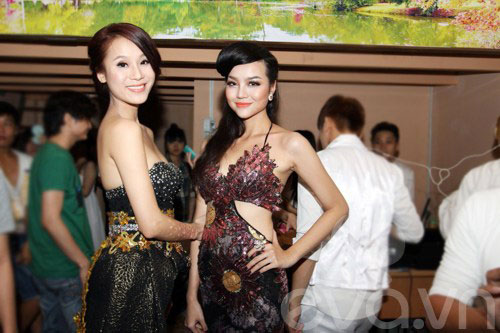 Sao Việt "thức giấc" mốt tóc mái cuộn, Tóc đẹp, Làm đẹp, toc cuon, kieu toc cuon, sao viet, my nhan viet, nguoi dep viet, van mai huong, le quyen,