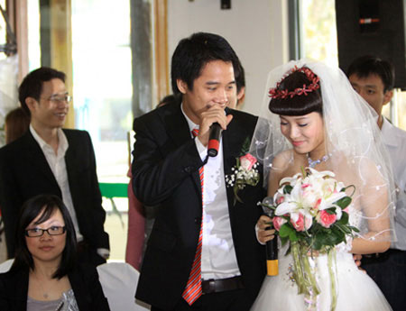 Sao Việt "thức giấc" mốt tóc mái cuộn, Tóc đẹp, Làm đẹp, toc cuon, kieu toc cuon, sao viet, my nhan viet, nguoi dep viet, van mai huong, le quyen,