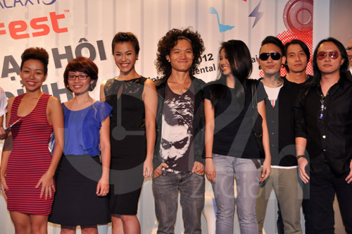 Thảo Trang “tình tứ” bên trai Tây, Ca nhạc - MTV, Thao trang, Big bang den Viet nam, big bang, big bang 2012, Nhom nhac nam, Boyband han quoc, nhom nhac han quoc, dai nhac hoi viet nam, Van mai huong, Ha okio, Thanh bui, Phuong vy, ca si
