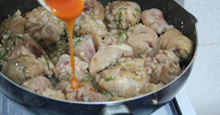 Hấp dẫn gà nấu sả, lá chanh - 10