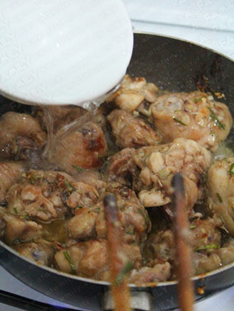 Hấp dẫn gà nấu sả, lá chanh - 11