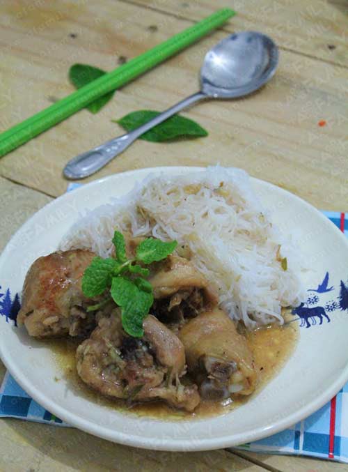 Hấp dẫn gà nấu sả, lá chanh - 12