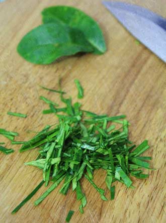 Hấp dẫn gà nấu sả, lá chanh - 3