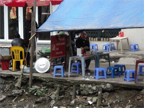 Nơi biển cấm bị "coi thường" ở Hà Nội!, Tin tức trong ngày, bien cam, bien giao thong, quy dinh trat tu xa hoi, cam trong giu xe, cam dung do xe, bien bao, bien bao cam, bao, tin nhanh, tin hot, tin tuc