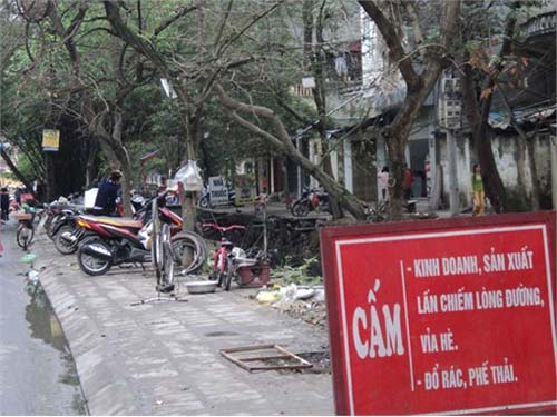 Nơi biển cấm bị "coi thường" ở Hà Nội!, Tin tức trong ngày, bien cam, bien giao thong, quy dinh trat tu xa hoi, cam trong giu xe, cam dung do xe, bien bao, bien bao cam, bao, tin nhanh, tin hot, tin tuc