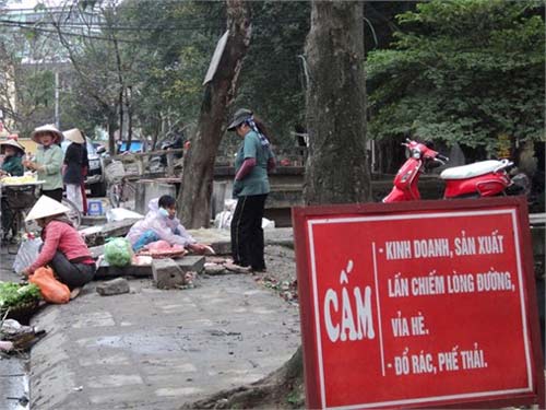 Nơi biển cấm bị "coi thường" ở Hà Nội!, Tin tức trong ngày, bien cam, bien giao thong, quy dinh trat tu xa hoi, cam trong giu xe, cam dung do xe, bien bao, bien bao cam, bao, tin nhanh, tin hot, tin tuc