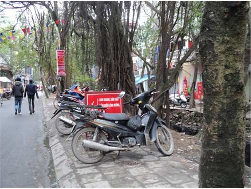 Nơi biển cấm bị "coi thường" ở Hà Nội!, Tin tức trong ngày, bien cam, bien giao thong, quy dinh trat tu xa hoi, cam trong giu xe, cam dung do xe, bien bao, bien bao cam, bao, tin nhanh, tin hot, tin tuc