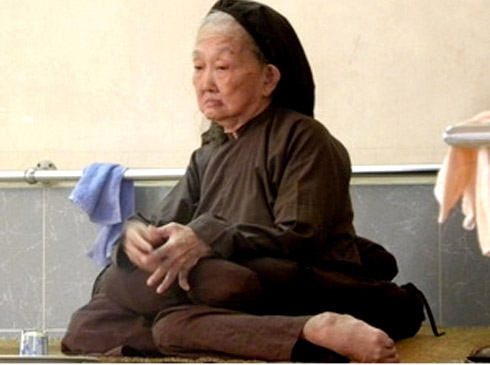 Kỷ lục: Bà cụ có mái tóc dài hơn 5 mét, Tin tức trong ngày, mai toc dai nhat viet nam, toc dai, ba cu toc dai, goi dau, toc bac trang, toc dai 5 met, bao, tin tuc, tin hot, tin hay