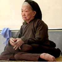 Kỷ lục: Bà cụ có mái tóc dài hơn 5 mét