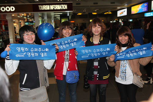 Fan Việt nức nở vì đón hụt sao Hàn, Ca nhạc - MTV, music bank in viet nam, sao han sang viet nam, IU, sistar, MBLAQ, dan sao han, dem nhac viet han, festival viet han, 8 ban nhac han sang viet nam, super junior, b2st, secret, cnblue, giai tri, ca nhac