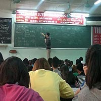 Giáo viên lên đời nhà đất, xe xịn từ dạy thêm