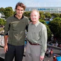 Federer “vượt mặt” tiền bối Rod Laver