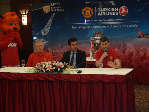 Cận cảnh Cúp NHA của MU tại Việt Nam, Bóng đá, MU den Viet Nam, MU, Viet Nam, Quy do, Denis Irwin, Viet Nam, bong da Anh, Premier League, Ngoai hang Anh, bao bong da, ket qua bong da, lich thi dau bong da