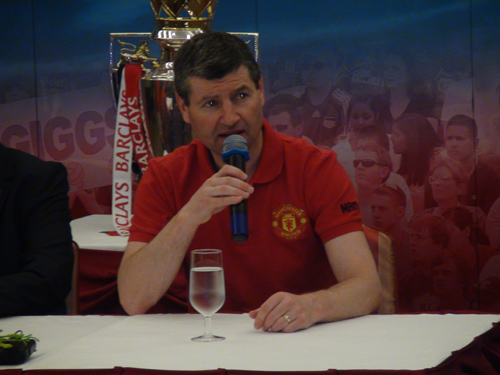 Cận cảnh Cúp NHA của MU tại Việt Nam, Bóng đá, MU den Viet Nam, MU, Viet Nam, Quy do, Denis Irwin, Viet Nam, bong da Anh, Premier League, Ngoai hang Anh, bao bong da, ket qua bong da, lich thi dau bong da