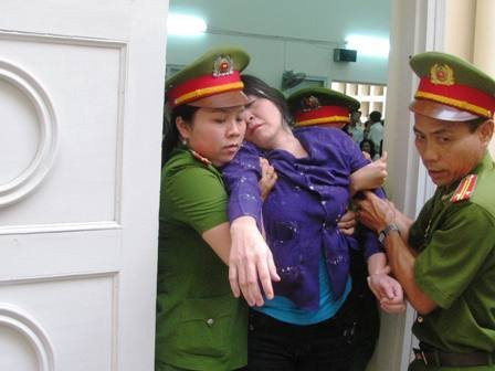 Khoảng lặng sau phiên xử vụ Hoàng Hùng, Tin tức trong ngày, vo nha bao hoang hung, tuong thuat phien xu vu nha bao bi dot, xet xu vu an nha bao hoang hung, nha bao hoang hung bi dot, nha bao bi dot, vo nha bao hoang hung, Tran Thuy Lieu, vu an nha bao hoang hung bi dot, vo nha bao bi dot, phong vien, xu vu nha bao bi dot, trong an, tin tuc