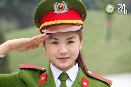 Phương Nhung là cô gái tham gia rất nhiều hoạt động của trường - 1360491123-nu-canh-sat-truc-tet-01--13-