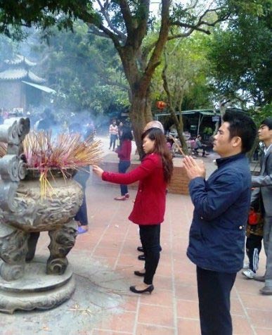 Đền ông Hoàng Mười tấp nập ngày đầu năm - 2