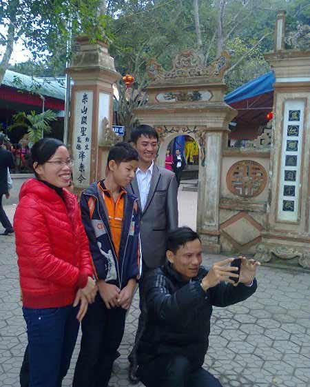Đền ông Hoàng Mười tấp nập ngày đầu năm - 4