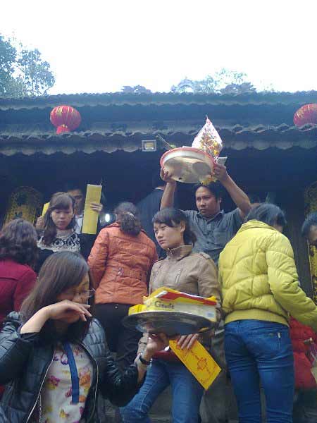 Đền ông Hoàng Mười tấp nập ngày đầu năm - 6